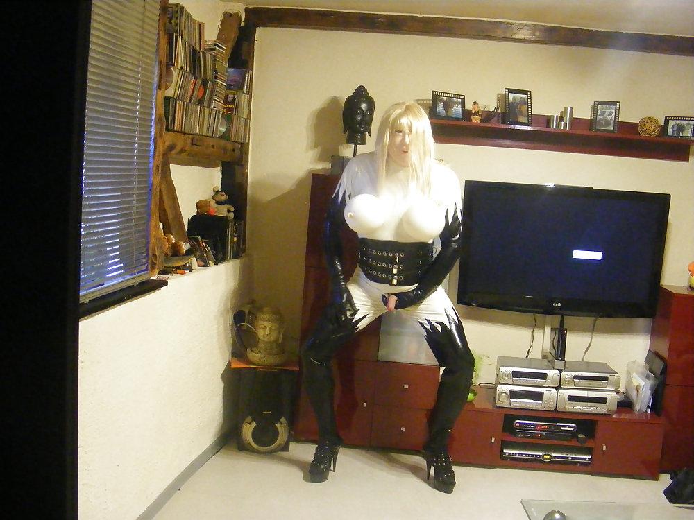 24P Latex TV Tanja