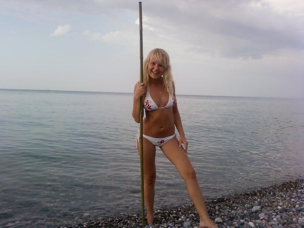 25P Amateur Blond teen public