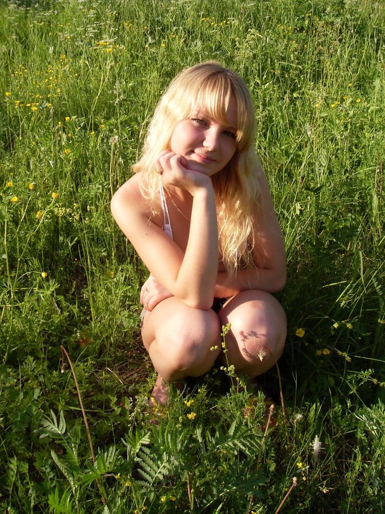 25P Amateur Blond teen public