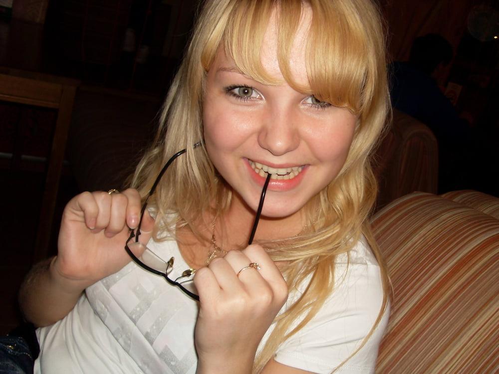 25P Amateur Blond teen public