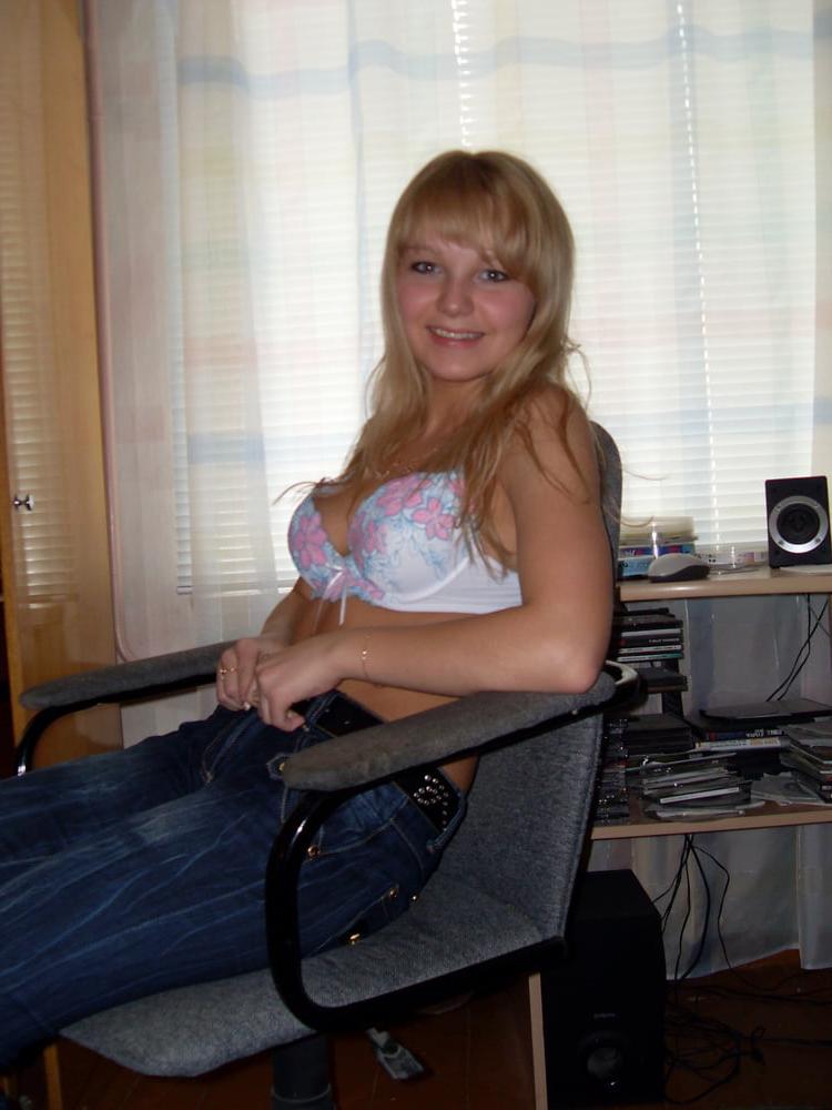 25P Amateur Blond teen public