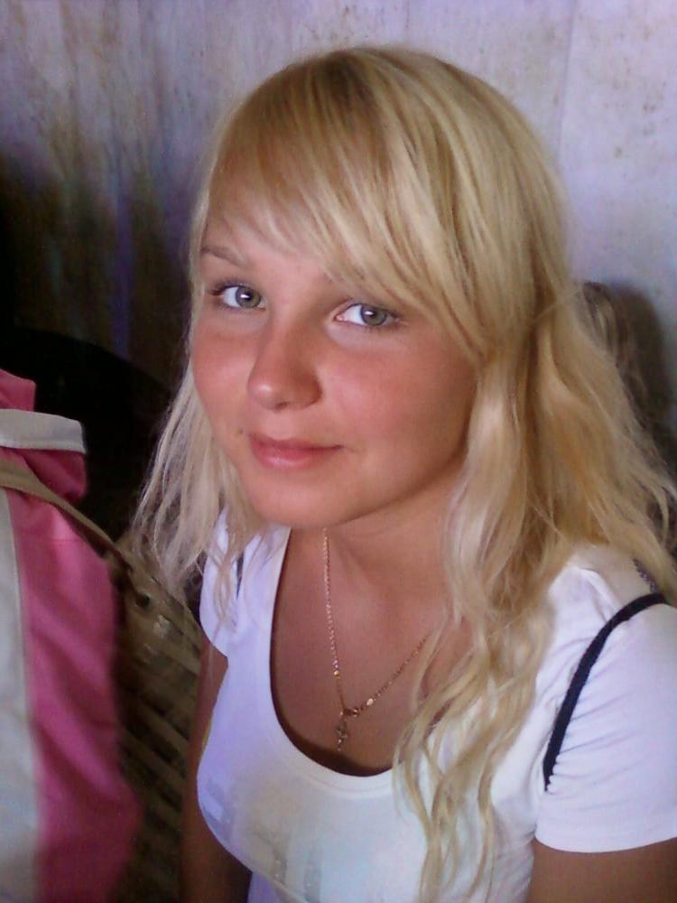 25P Amateur Blond teen public