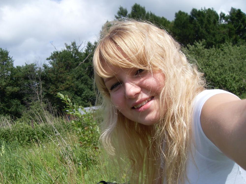 25P Amateur Blond teen public