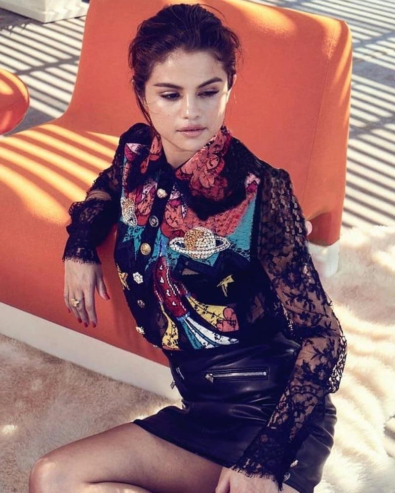 16P SELENA GOMEZ ... YOU CAN SMELL HER WET PUSSY !!!