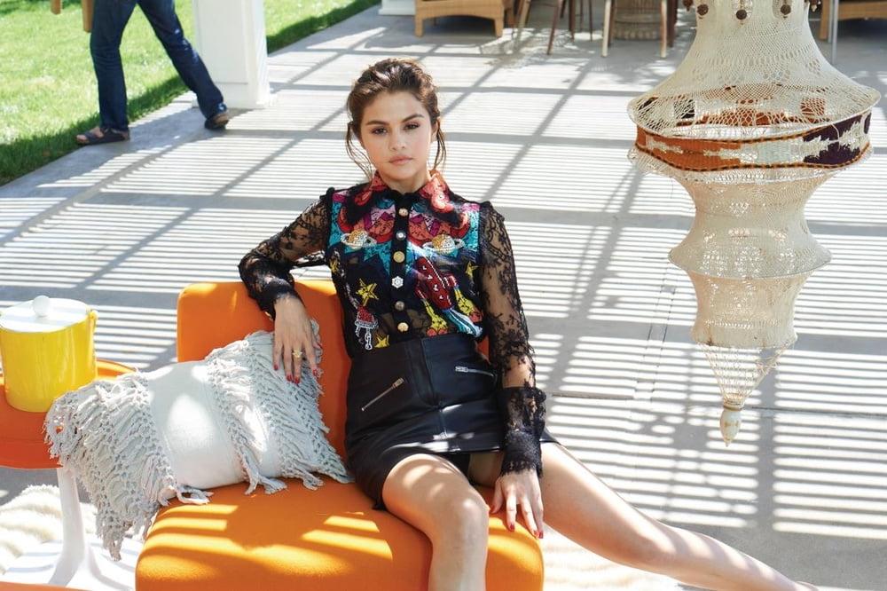 16P SELENA GOMEZ ... YOU CAN SMELL HER WET PUSSY !!!