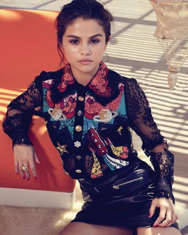 16P SELENA GOMEZ ... YOU CAN SMELL HER WET PUSSY !!!