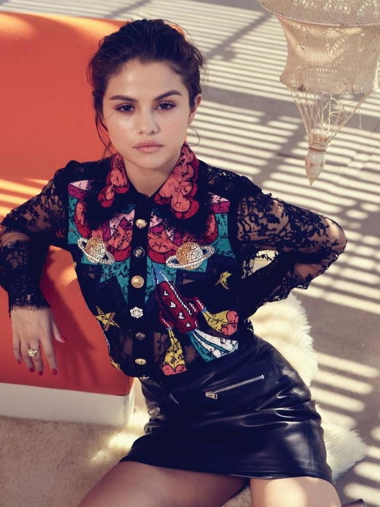 16P SELENA GOMEZ ... YOU CAN SMELL HER WET PUSSY !!!