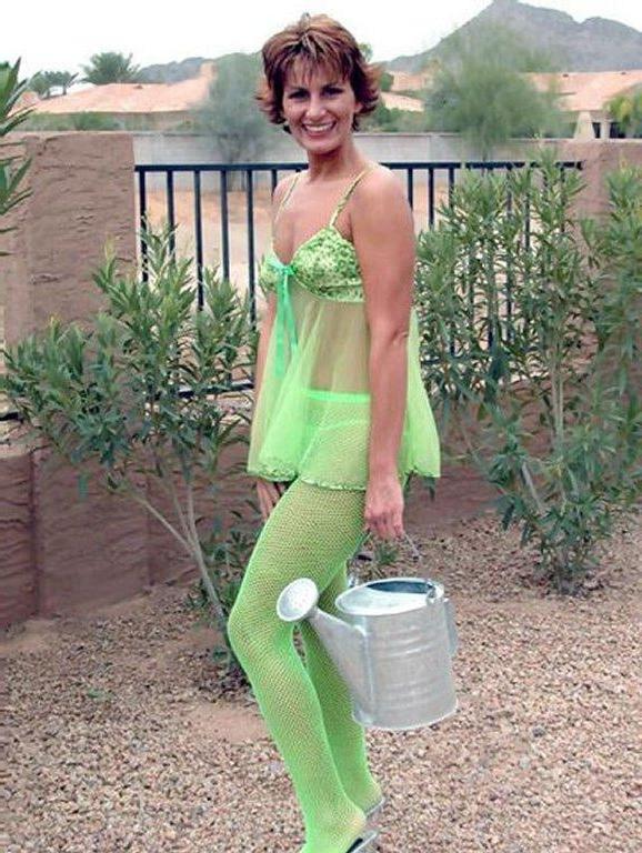 25P Sexy skinny mature in fishnet love to paint herself