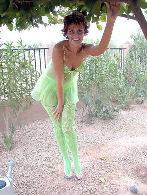 25P Sexy skinny mature in fishnet love to paint herself