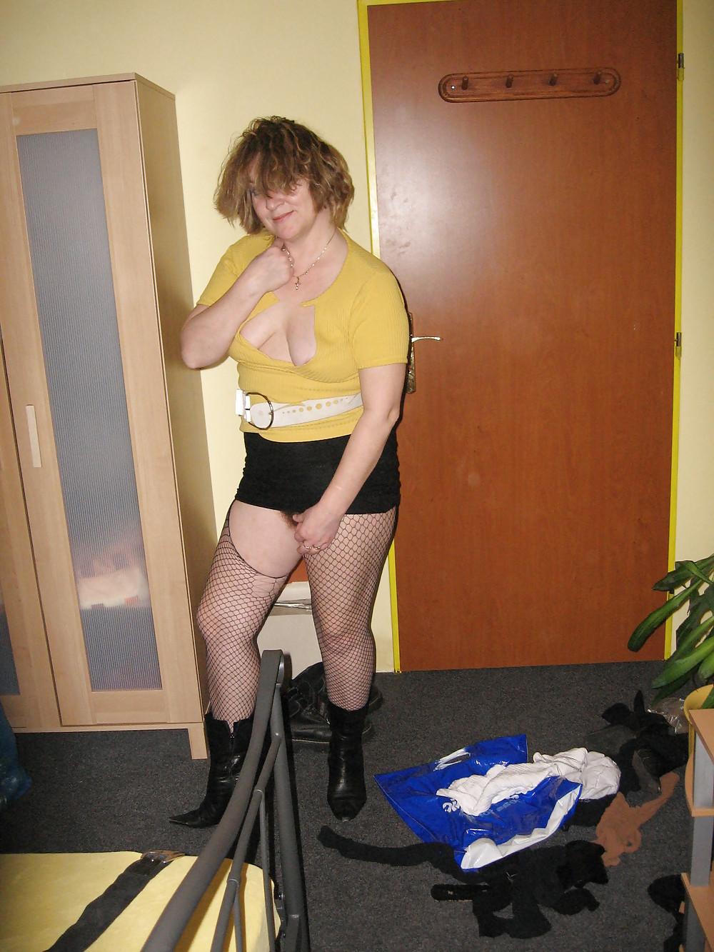 23P Hairy & Mature Wife