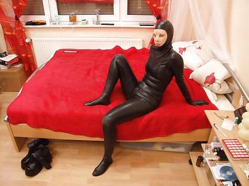 19P Latex Girl
