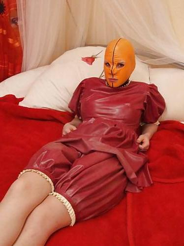 19P Latex Girl