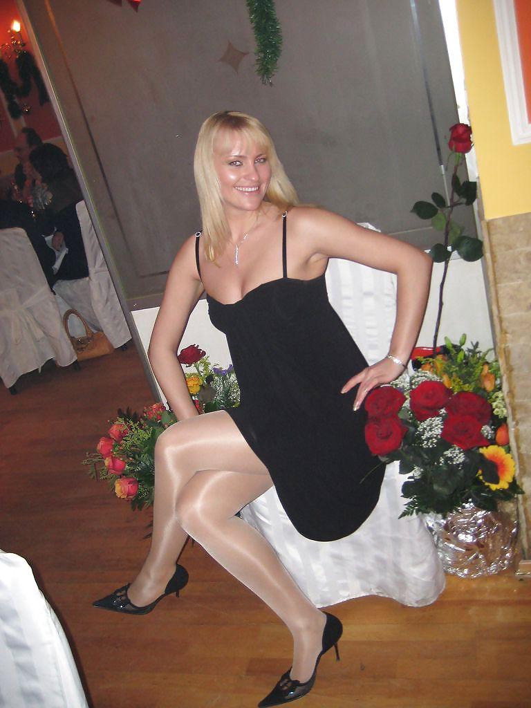 20P Nylon - upskirt - leg 42