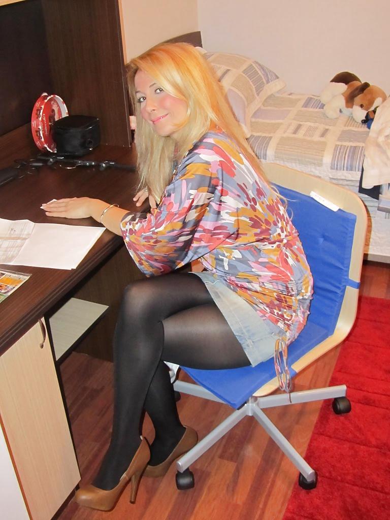 20P Nylon - upskirt - leg 42