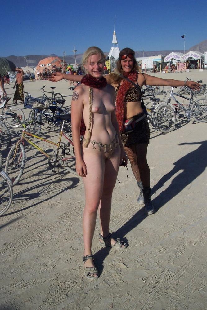 25P Nude Outdoor 013