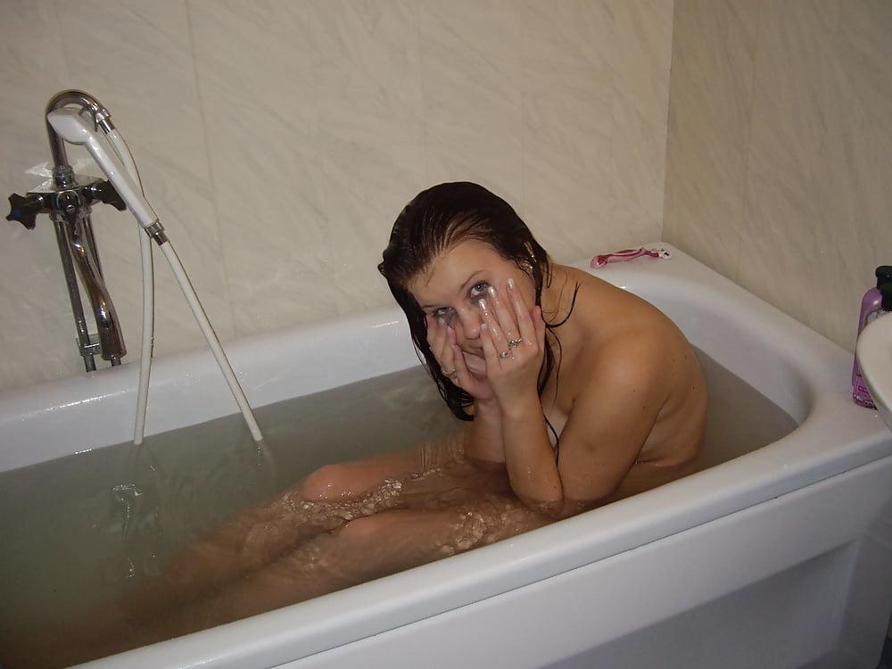 10P Swedish Amateur (032) Nelly are nude in her bathtub