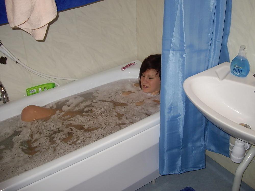 10P Swedish Amateur (032) Nelly are nude in her bathtub