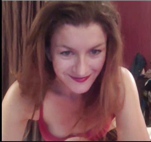 9P Sexy Brunette on webcam