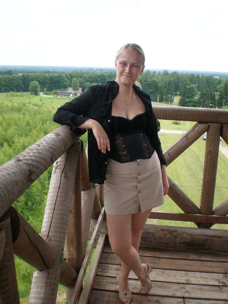 25P 2009 Posing First Time Outdoors