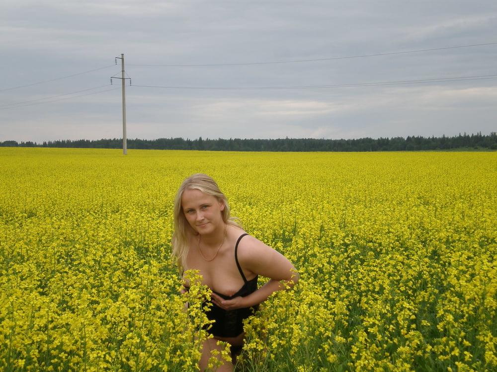 25P 2009 Posing First Time Outdoors