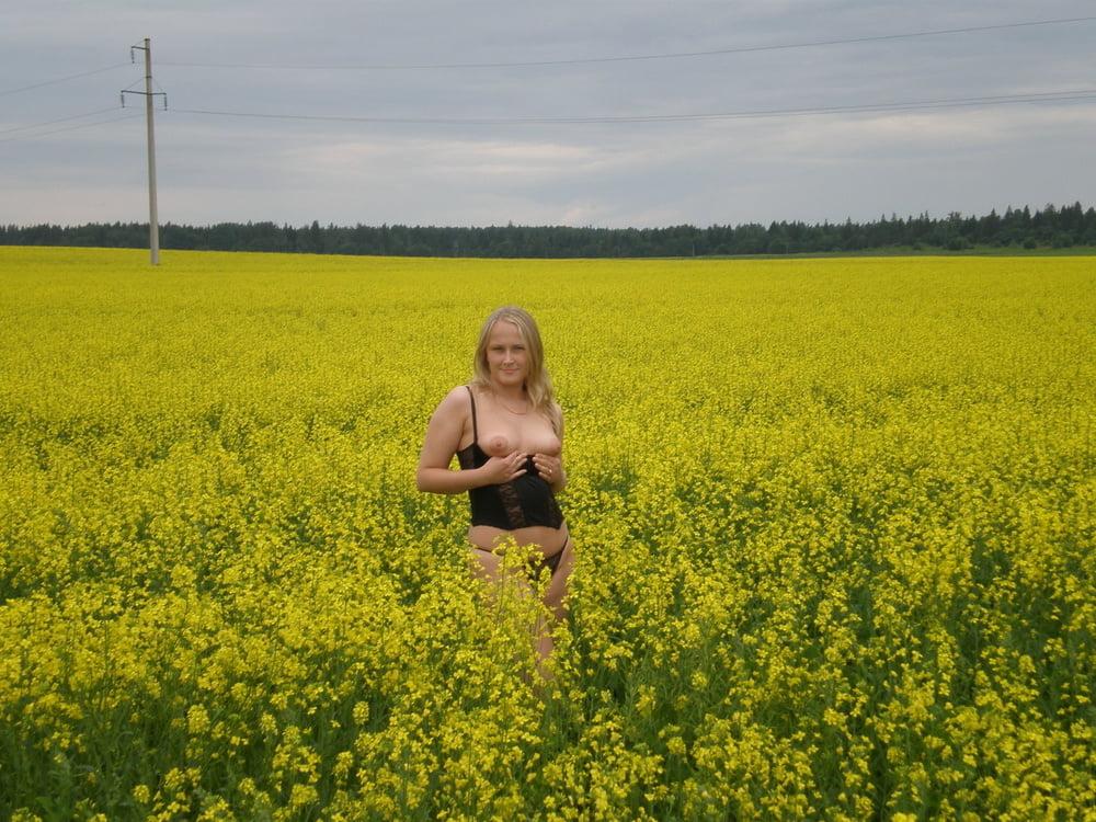 25P 2009 Posing First Time Outdoors