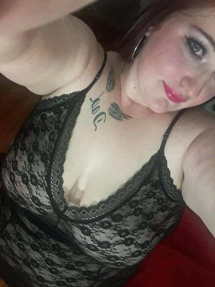 25P White Hot nude milf