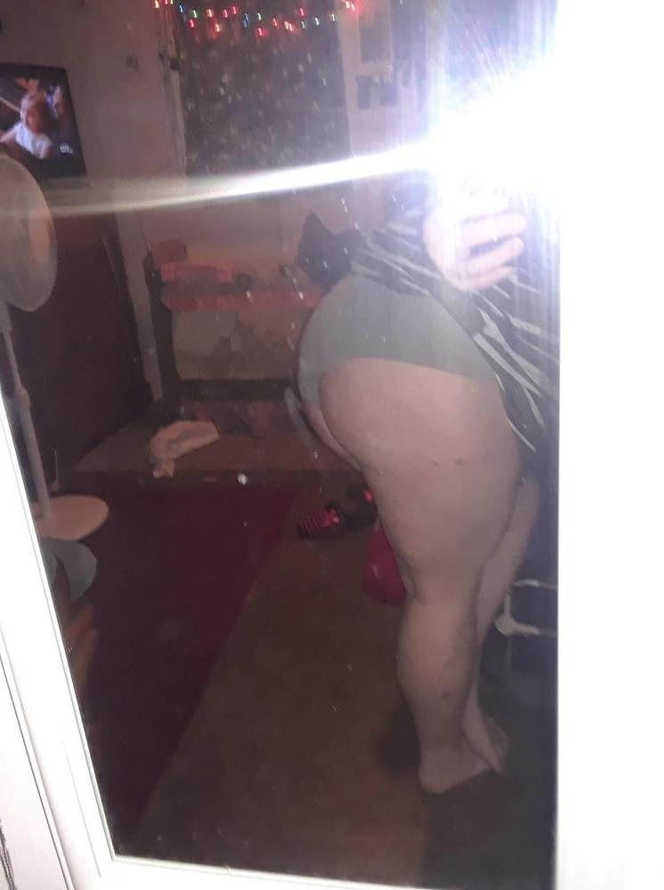 25P White Hot nude milf