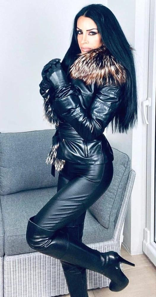 25P Latex and leather clothing oooooooooo