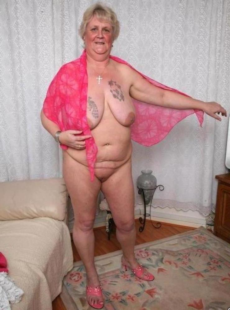 25P Older and hot 190 (Saggy tits and tattoo)