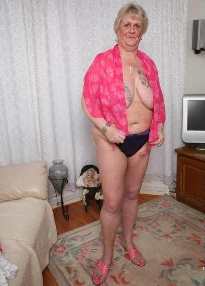 25P Older and hot 190 (Saggy tits and tattoo)