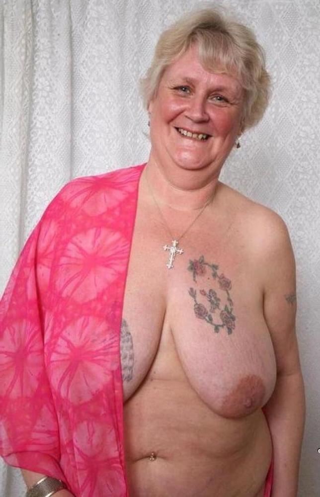 25P Older and hot 190 (Saggy tits and tattoo)