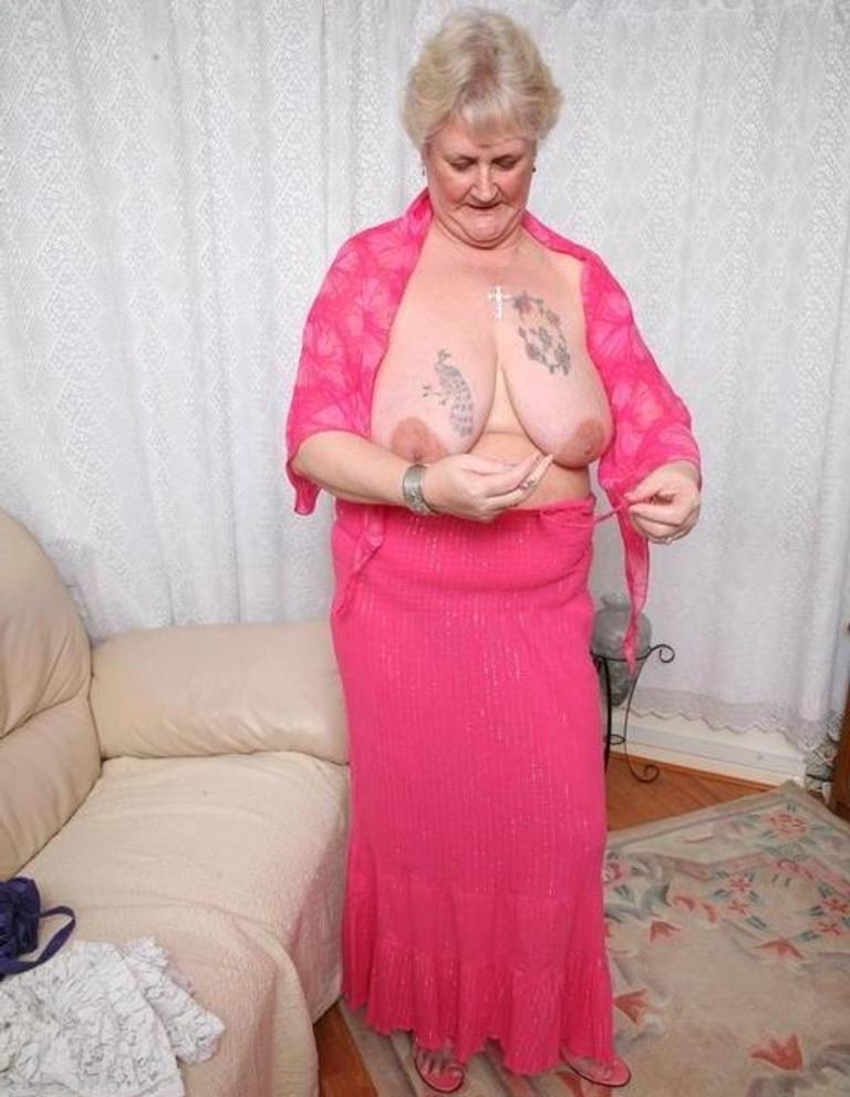 25P Older and hot 190 (Saggy tits and tattoo)