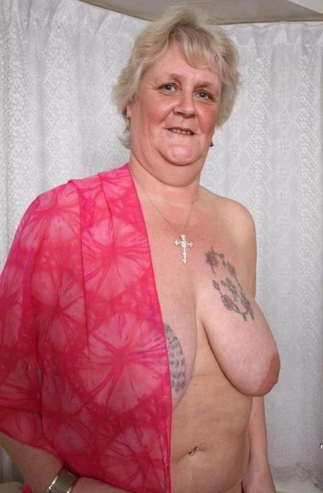 25P Older and hot 190 (Saggy tits and tattoo)
