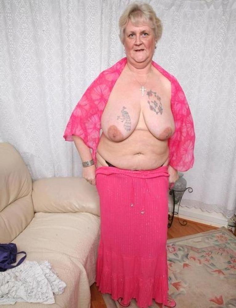 25P Older and hot 190 (Saggy tits and tattoo)