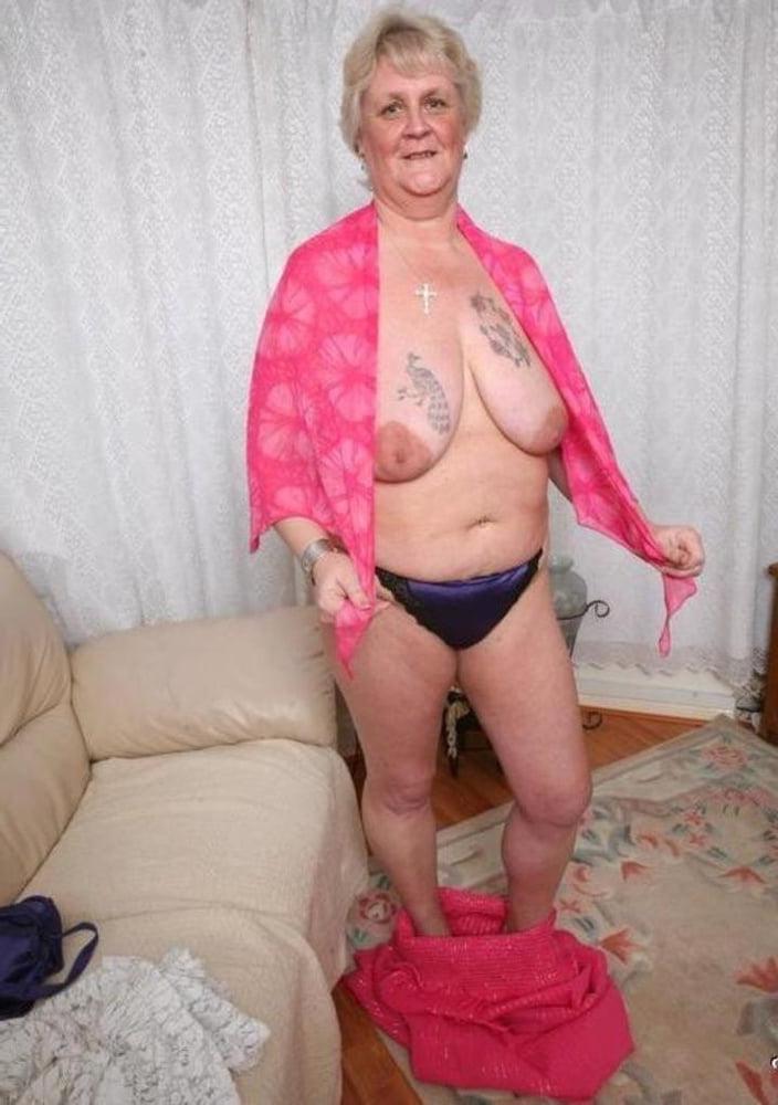 25P Older and hot 190 (Saggy tits and tattoo)