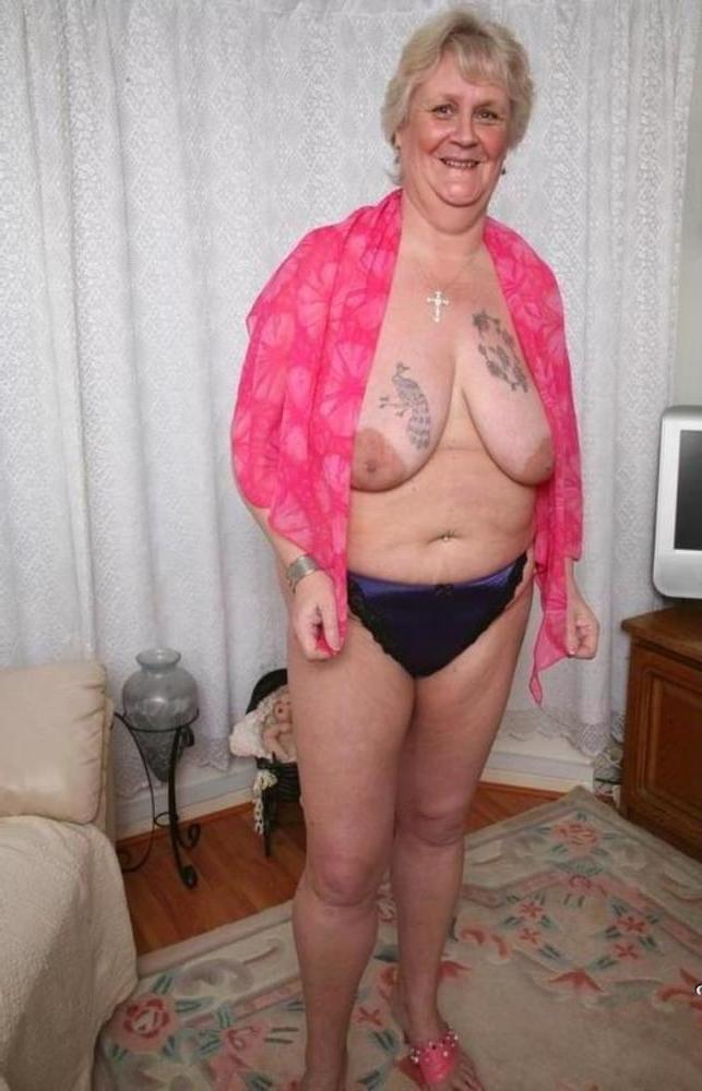 25P Older and hot 190 (Saggy tits and tattoo)