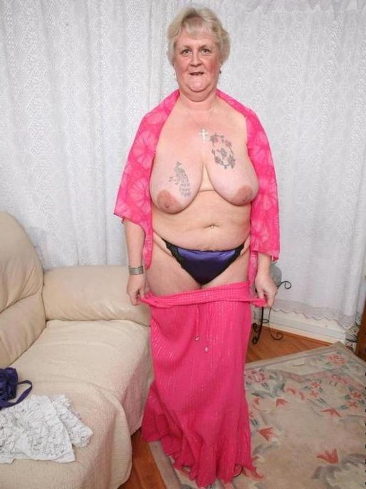 25P Older and hot 190 (Saggy tits and tattoo)