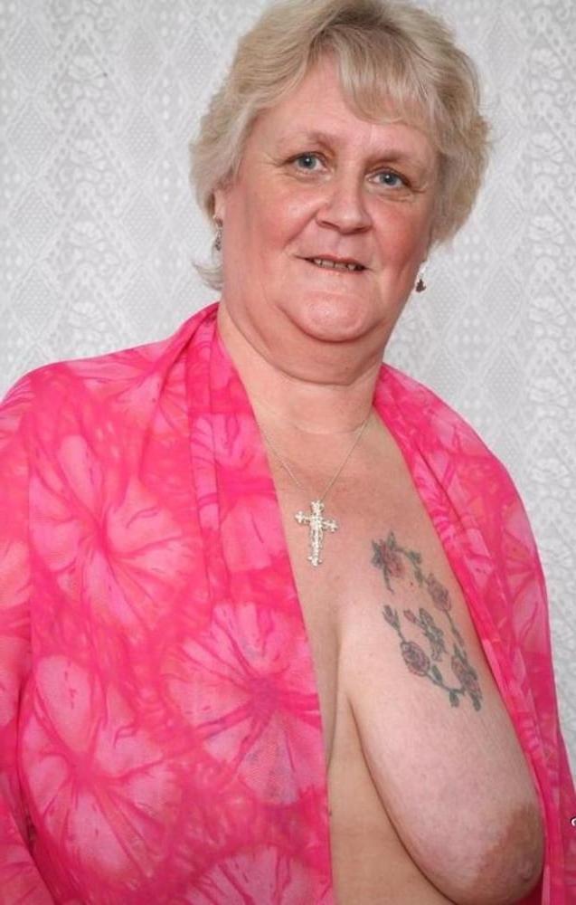 25P Older and hot 190 (Saggy tits and tattoo)