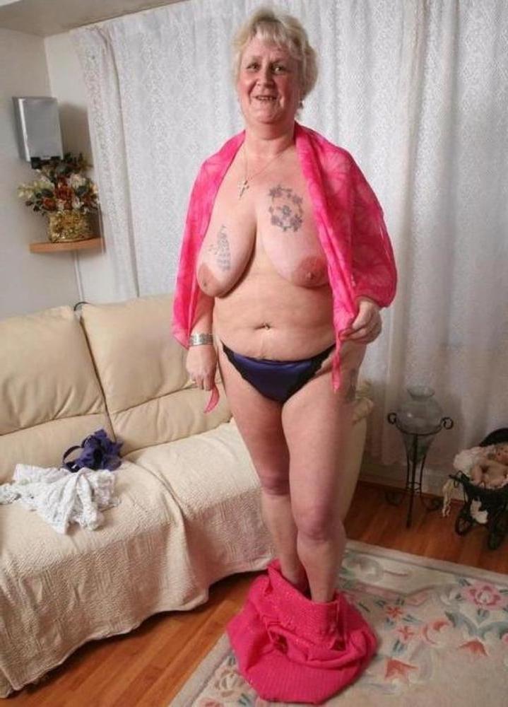 25P Older and hot 190 (Saggy tits and tattoo)