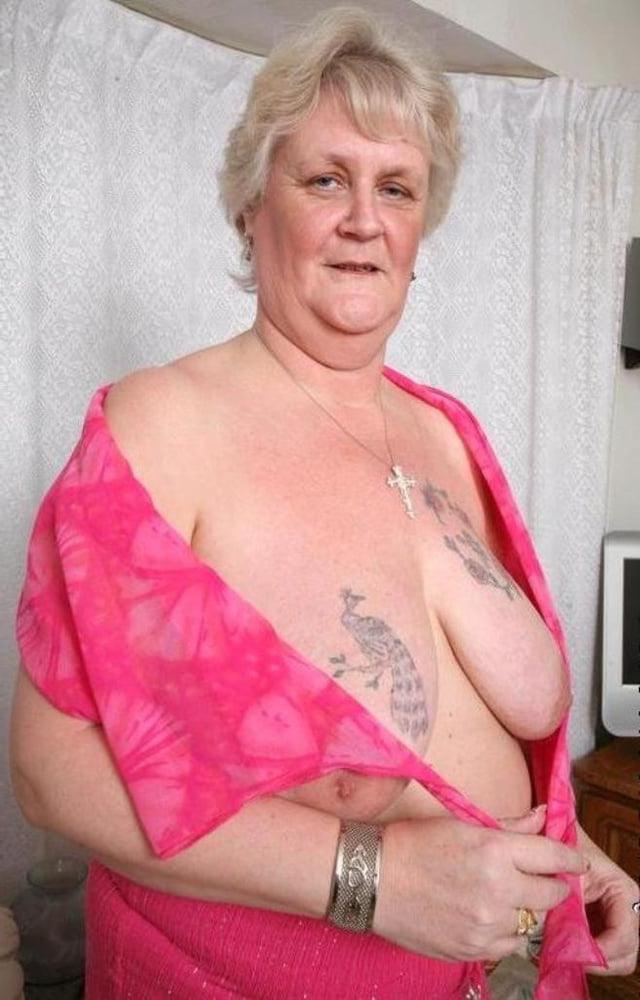 25P Older and hot 190 (Saggy tits and tattoo)