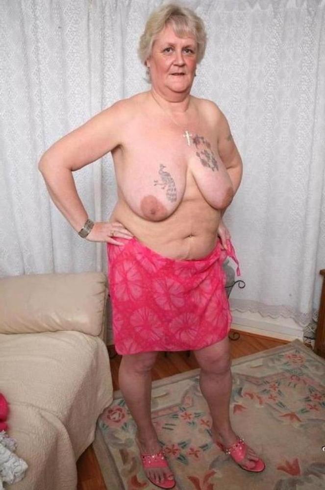 25P Older and hot 190 (Saggy tits and tattoo)