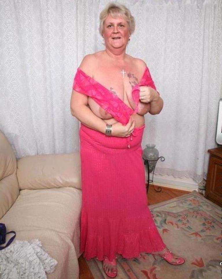 25P Older and hot 190 (Saggy tits and tattoo)