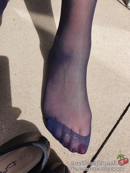25P Belle Blue Nylon Glossy Tights