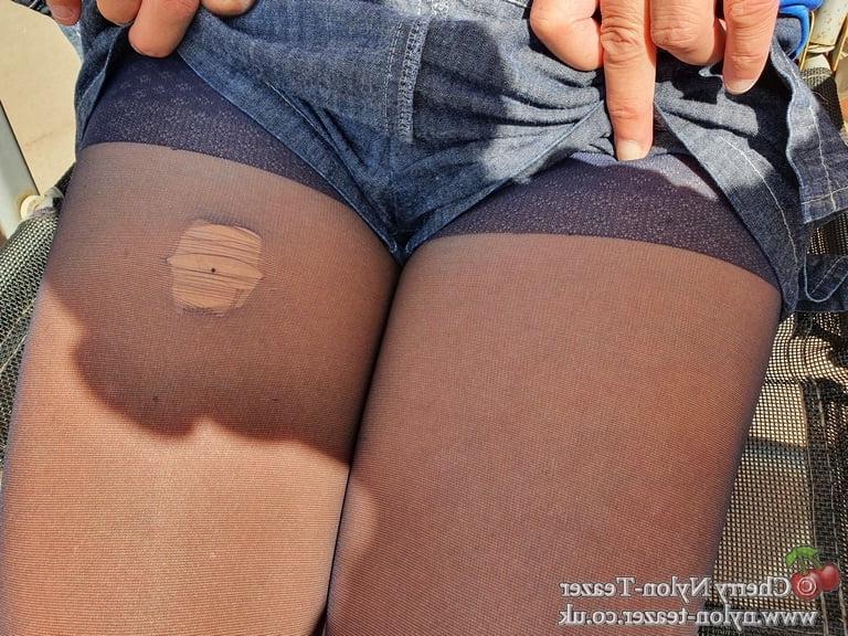 25P Belle Blue Nylon Glossy Tights