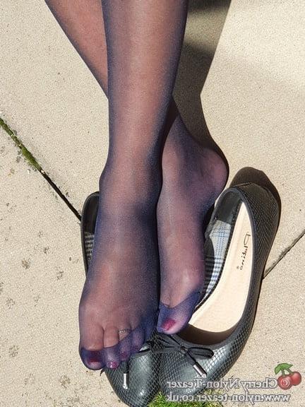 25P Belle Blue Nylon Glossy Tights