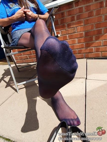 25P Belle Blue Nylon Glossy Tights