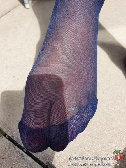 25P Belle Blue Nylon Glossy Tights