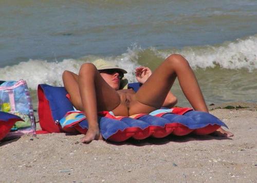 25P 0822 Women's nude beach