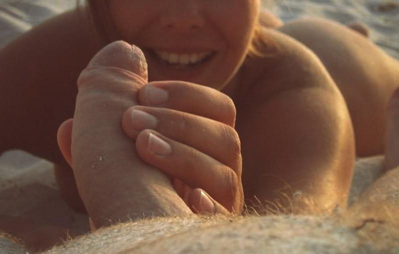 25P 0822 Women's nude beach