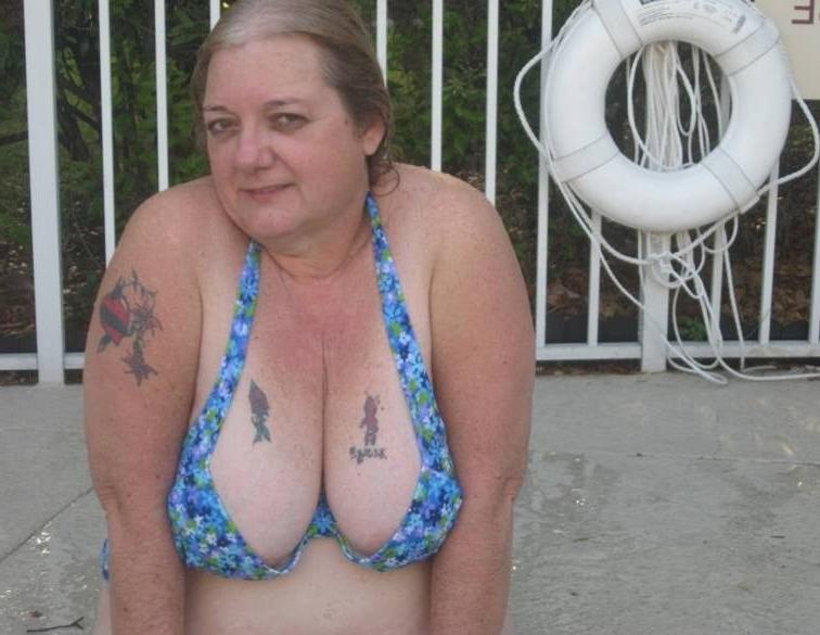 25P Older and hot 173 (Saggy tits in bikini)